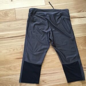 Women’s XL Under Armour Compression Workout Capris Leggings HeatGear